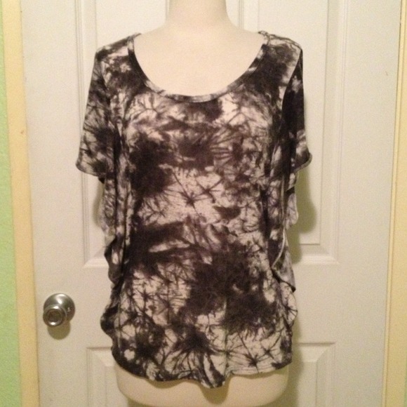Batwing swirl top