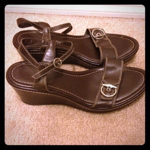 Brown sandals with ankle strap and cute buckle.