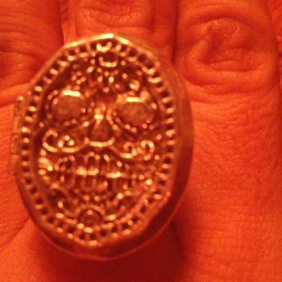 Pin up couture  ring .