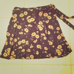 Flirty black/daisy wrap skirt