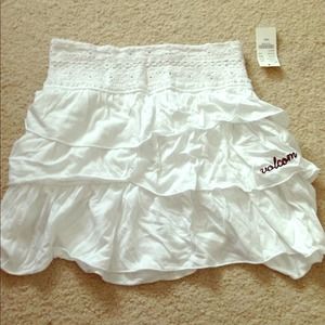 ❌HOLD❌White Volcom ruffle skirt/floral tank