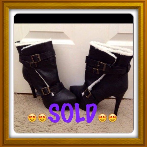 Dots Shoes - Beautiful Ankle Boots. Size 10 Black very cute!!