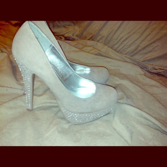 🎀SOLD🎀 Nude/tan high heels. 👠👠👠👠Size 6