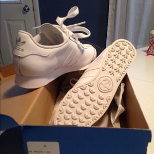 Adidas ladies gym shoes brand new!