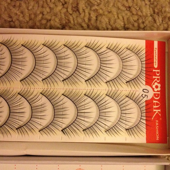 FALSE EYELASHES - Picture 2 of 4