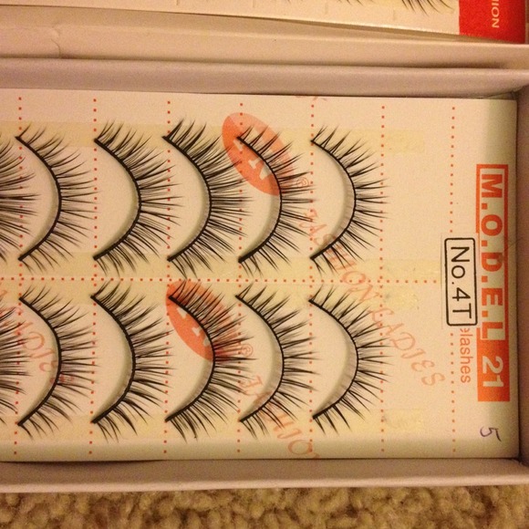 FALSE EYELASHES - Picture 3 of 4