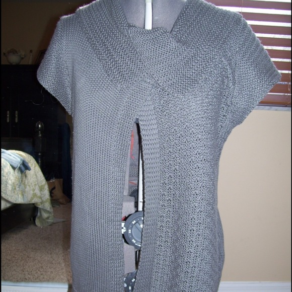 ~~Sold~~Grey Roxy sweater.... Very cute!!