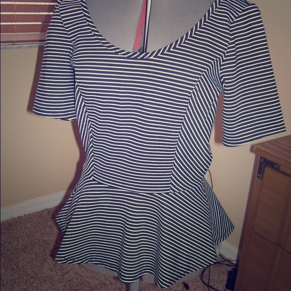 ~~Sold~~Very cute black and white top!!