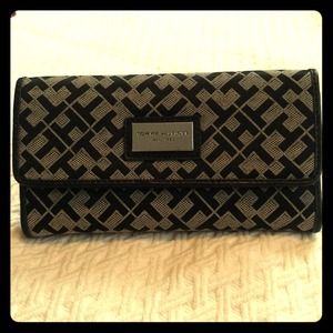 NWOT Tommy Hilfiger wallet - #018