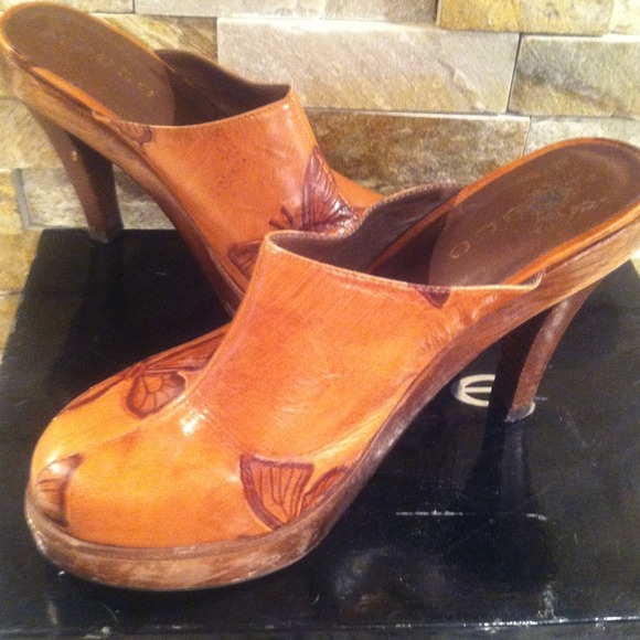 BeBe butterfly clogs