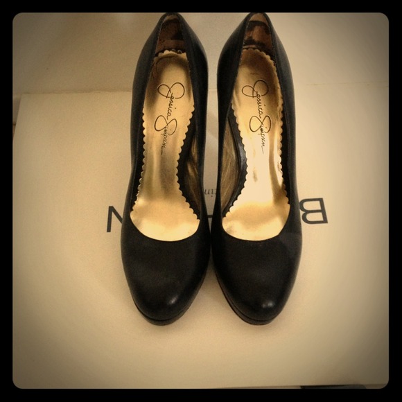 Jessica Simpson round toe black pumps