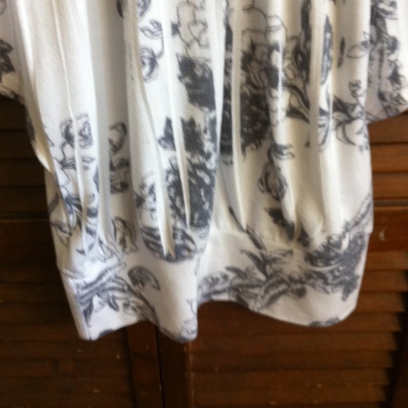 Flowy grey and white dress top - Picture 2 of 4