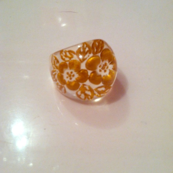 Detail hand painted flower ring