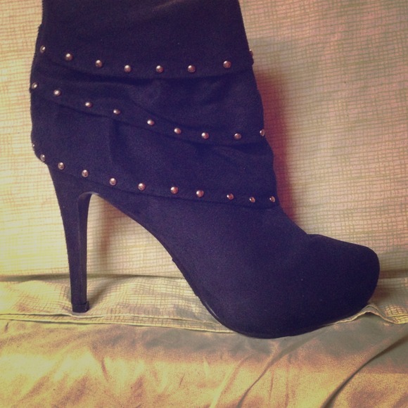 Black boots w/ a lil dazzle