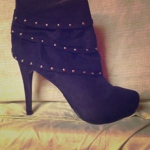 Black boots w/ a lil dazzle