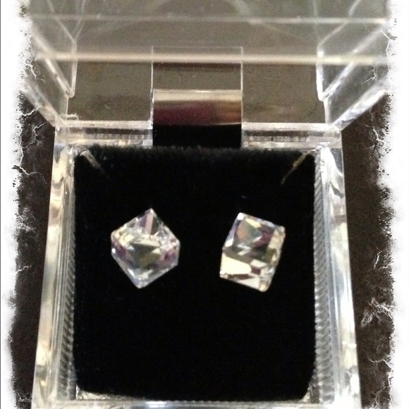 Stunning crystal cube earrings NIB!