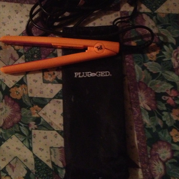 PLUGG GED Flat iron