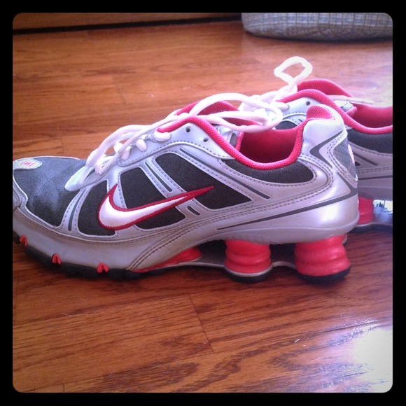 Size 8.5 pink Nike shox