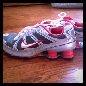 Size 8.5 pink Nike shox