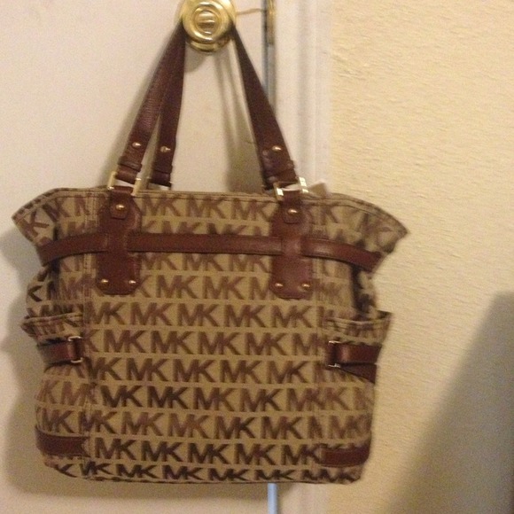 ***SOLD***MK Gansevoort handbag - Picture 2 of 3