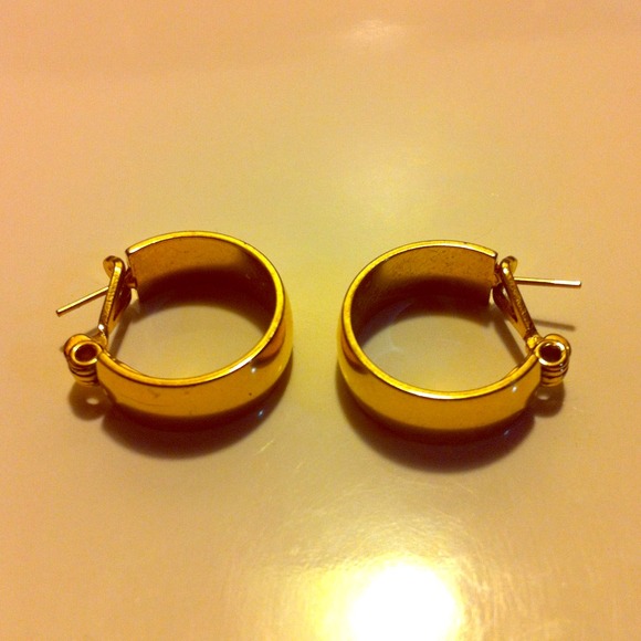 💞TRADE @laurie2u Vintage Monet Gold Tone Hoop