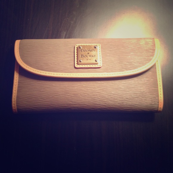 🏆BUNDLED!!!! **AUTHENTIC** Dooney & Bourke wallet - Picture 1 of 4