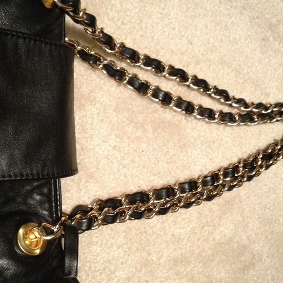Aldo Quilted Black purse with chain shoulder - Picture 4 of 4