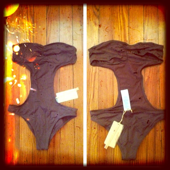 🌟ELIZABETH HURLEY SWIM SUIT👙🌟