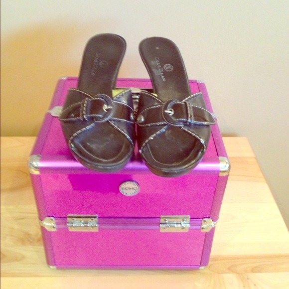 Cole Hann black pumps