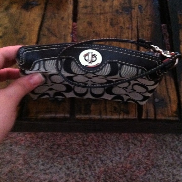 *2x Reduced*Authentic COACH wristlet - - Picture 2 of 3