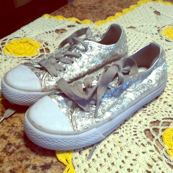 Silver little girl converse