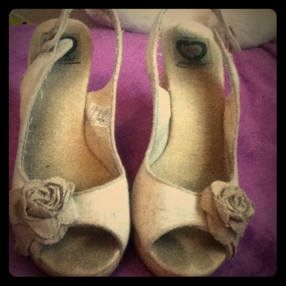 Bage and Tan heels for hiking and walking around. - Picture 1 of 3