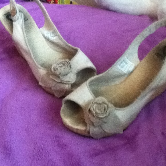 Bage and Tan heels for hiking and walking around. - Picture 2 of 3