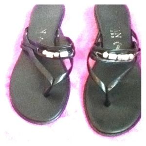 Sandal black pumps.