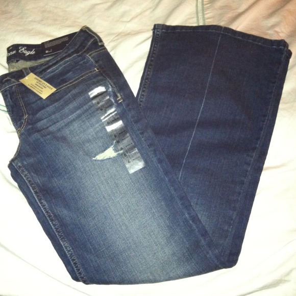Size 6 NWT American Eagle denim jeans.