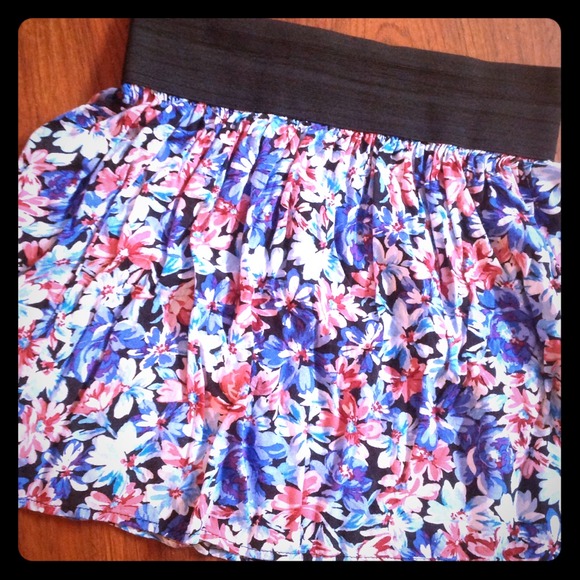 Cute floral skirt!