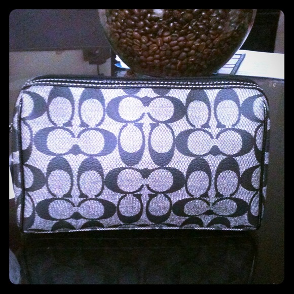 Reserved @dmklannon Coach Black C  lg make up case