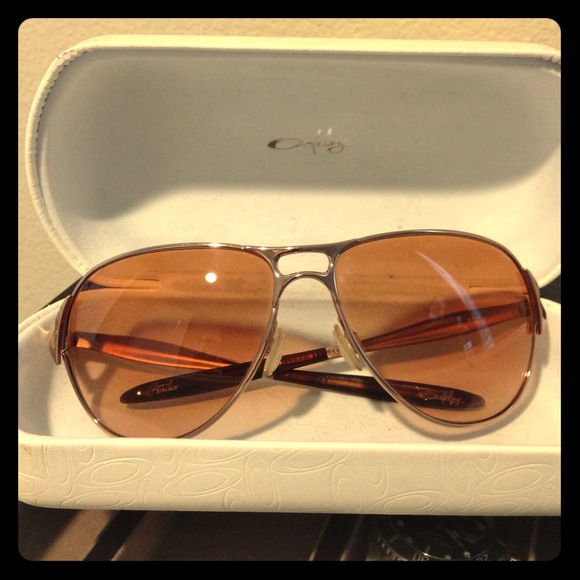 SOLD!!!! Authentic Oakley aviators in rosé gold.