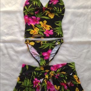 🔴SOLD🔴NWT 3 Piece Tankini Swimsuit With 🌺