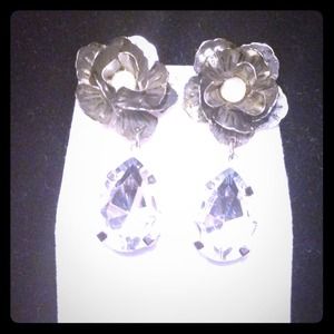 Costume earrings with jewel & pearl