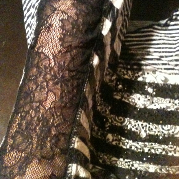 Black and while, lace top! - Picture 3 of 4