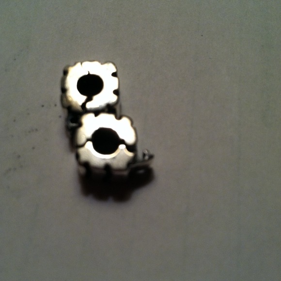 Pandora ribbed clip