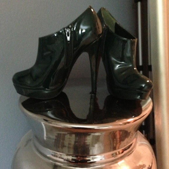 Dark green ankle boot patent heels. - Picture 2 of 2