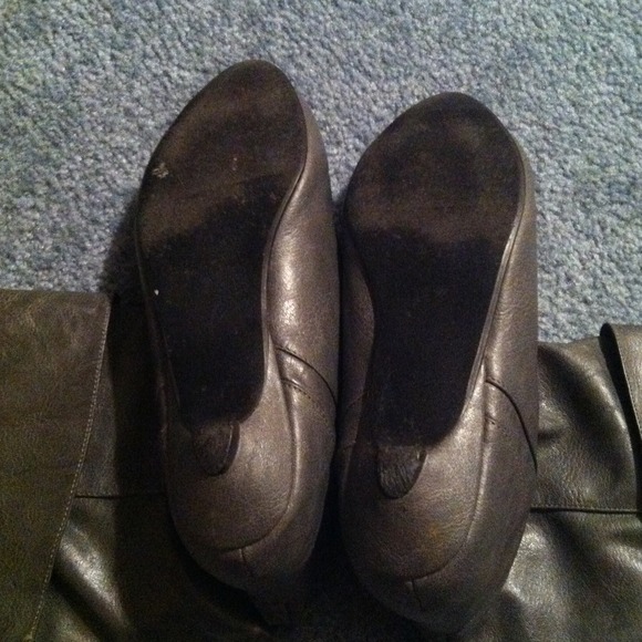 Grey boots - Picture 2 of 2