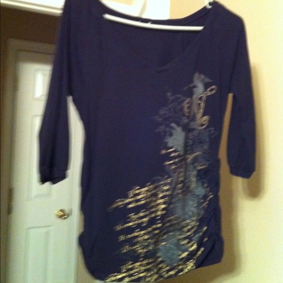 3/4 sleeve top with roushing on the sides