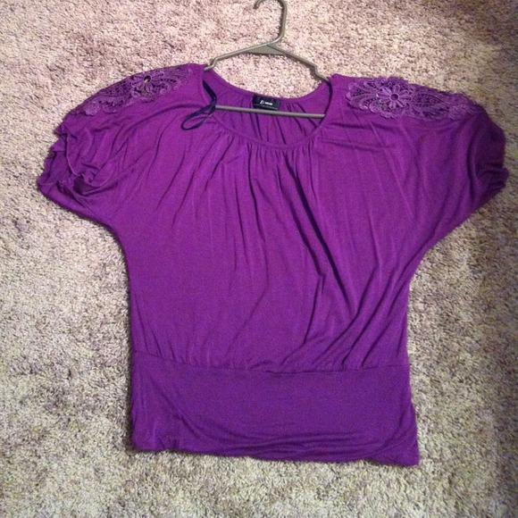Sold Cute top with lace detail on both shoulders