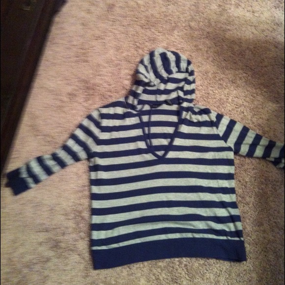 Sold 3/4 sleeve v neck striped shirt