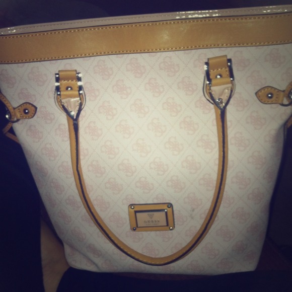 Guess Tote 💥Price Drop💥 Gently used.