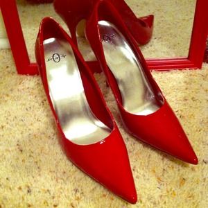 Price reduced!! Patent leather pointed toe heals