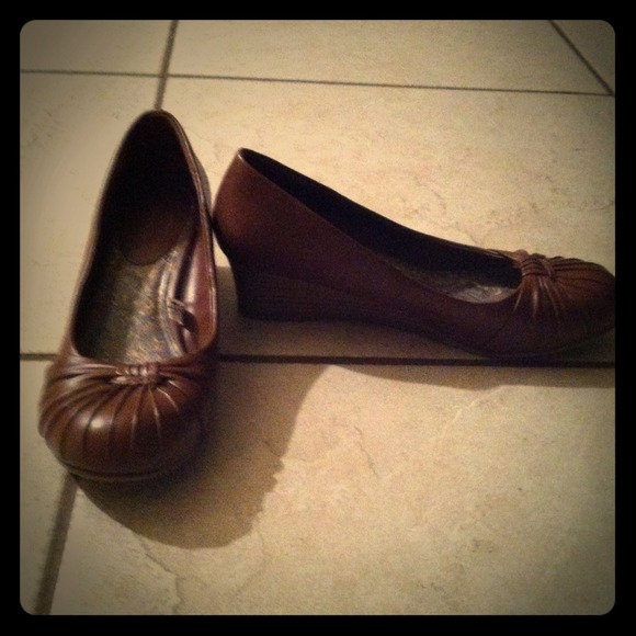 ✨Reduced✨ Xhilaration tan faux leather wedges